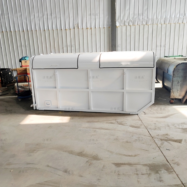 白色摆臂垃圾箱