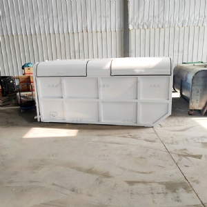 白色摆臂垃圾箱