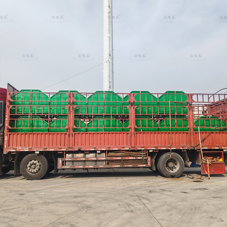 11个勾臂垃圾箱发往四川