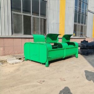 全绿大型四个定向轮勾臂垃圾箱