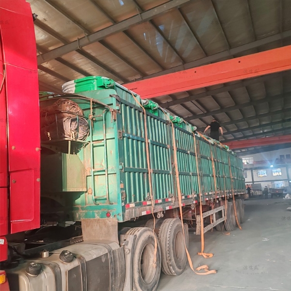 16个勾臂垃圾箱发往山西