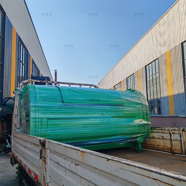 一个勾臂垃圾箱发往湖南