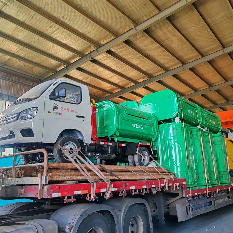 一辆勾臂垃圾车和14个勾臂垃圾箱发往贵州