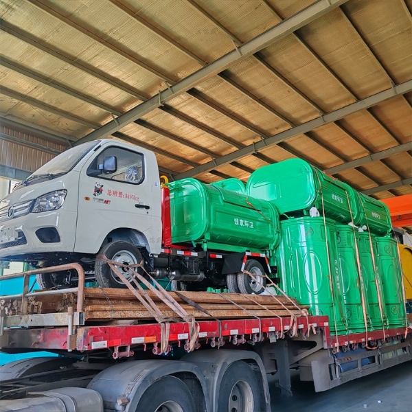 一辆勾臂垃圾车和14个勾臂垃圾箱发往贵州