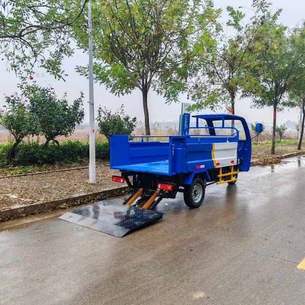 半封闭带棚三轮液压尾板车