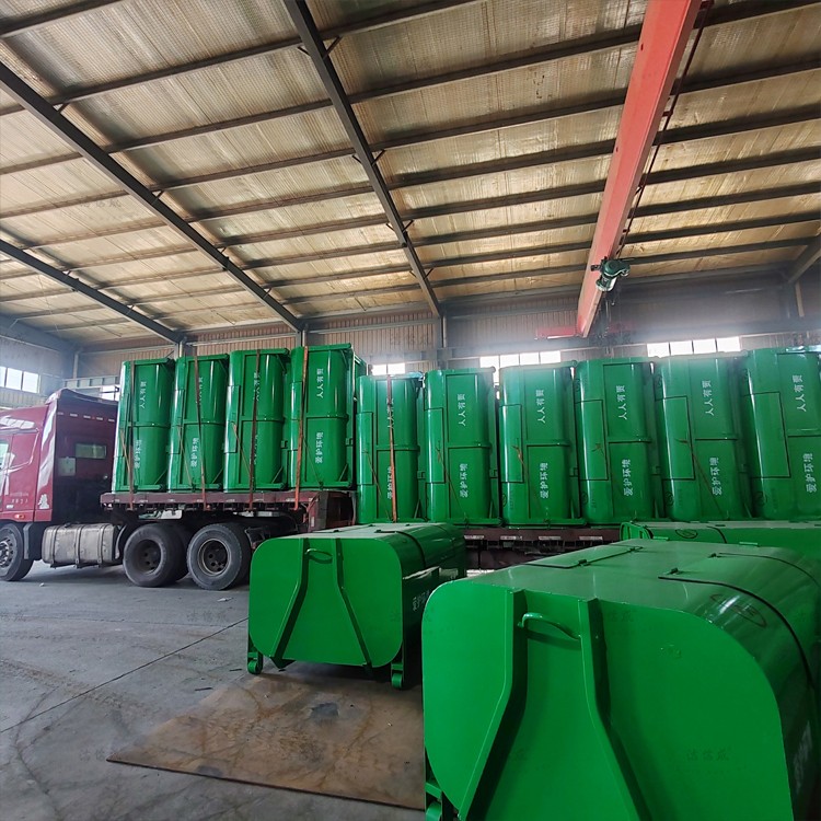 49个勾臂垃圾箱发往贵州