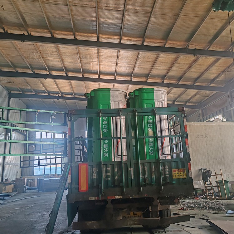 16个2.4米勾臂垃圾箱发往山西