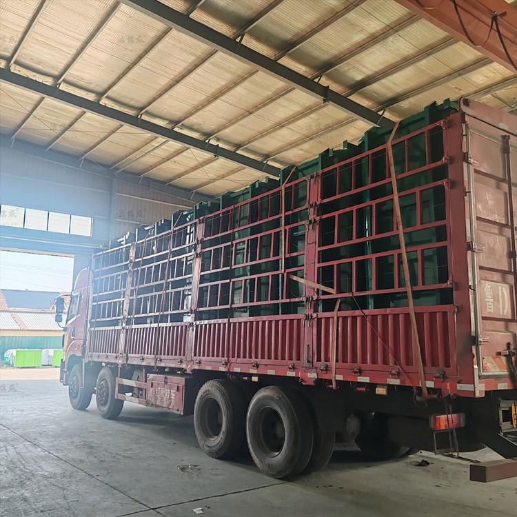 12个勾臂垃圾箱发往山东枣庄