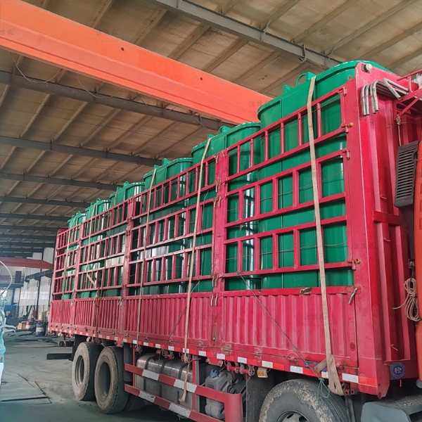 12个勾臂垃圾箱发往山东枣庄