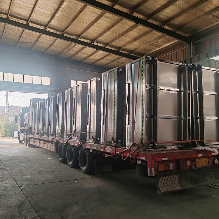 26个不锈钢勾臂垃圾箱发往辽宁