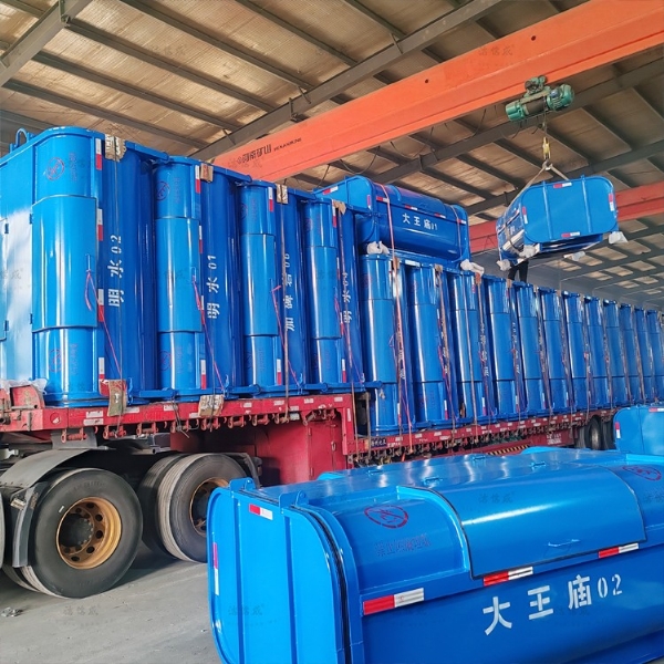 38个勾臂垃圾箱发往辽宁