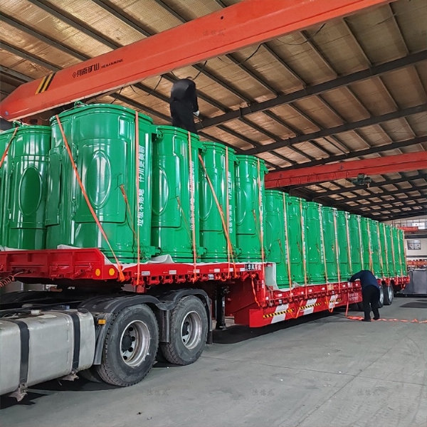 39个勾臂垃圾箱发往甘肃