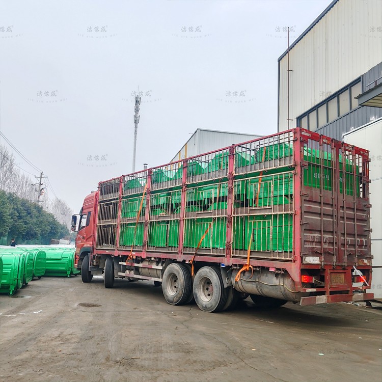 11个勾臂垃圾箱发往重庆