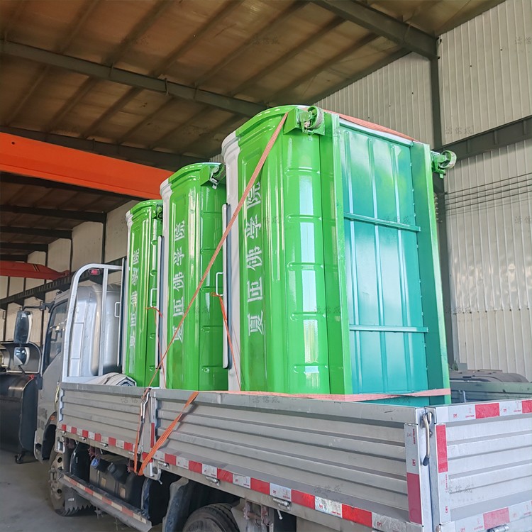 3个勾臂垃圾箱发往四川