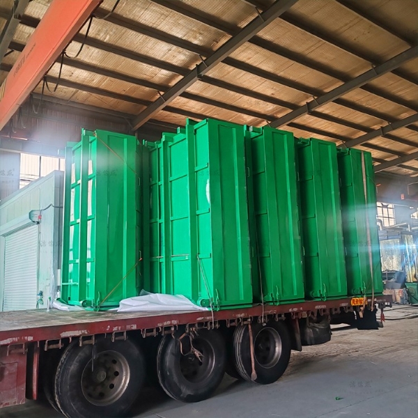 9个梯形全绿勾臂垃圾箱发往吉林