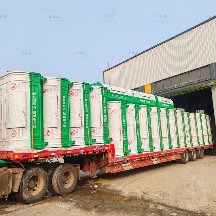 35个勾臂垃圾箱发往山西