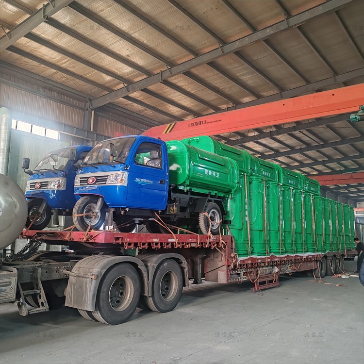 2辆机动三轮柴油垃圾车和30个压膜勾臂垃圾箱发往陕西