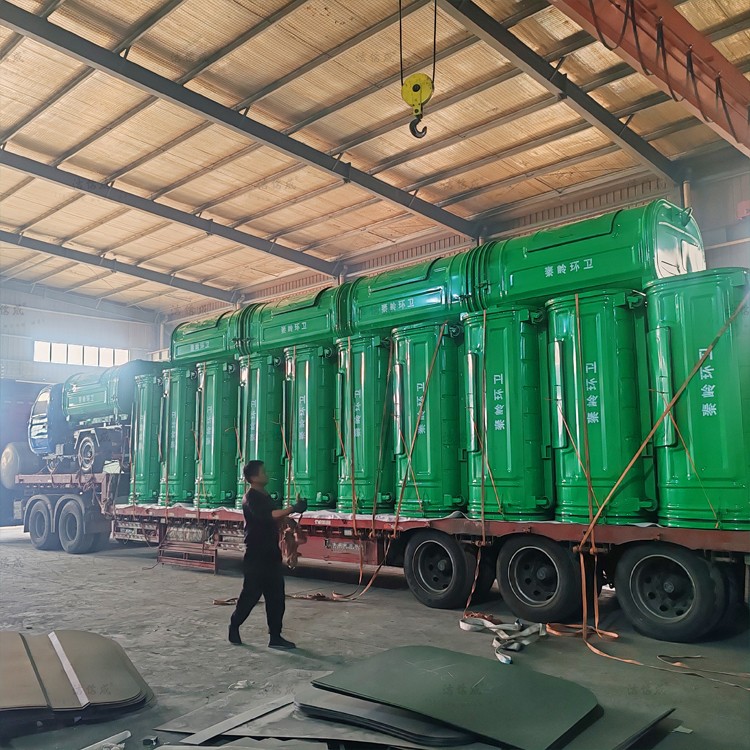 2辆机动三轮柴油垃圾车和30个压膜勾臂垃圾箱发往陕西
