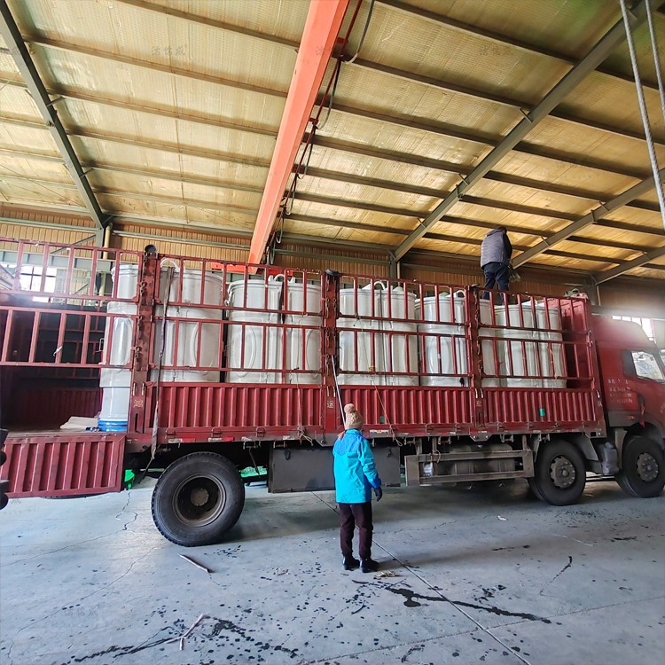 10个勾臂垃圾箱发往河北