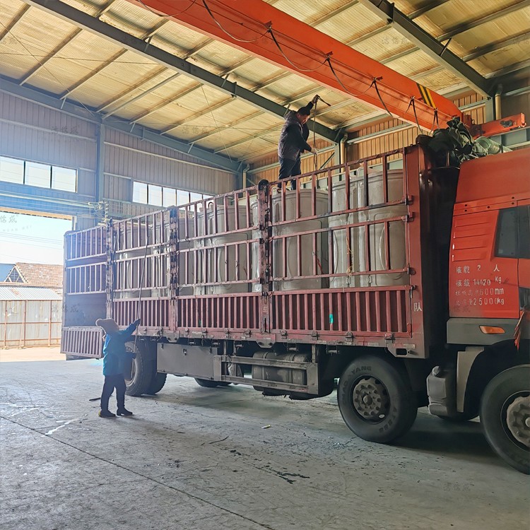 10个勾臂垃圾箱发往河北