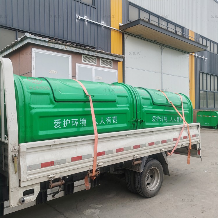 2个勾臂垃圾箱发往江苏