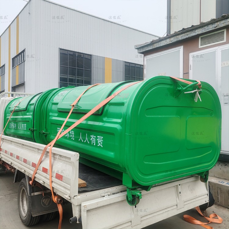 2个勾臂垃圾箱发往江苏