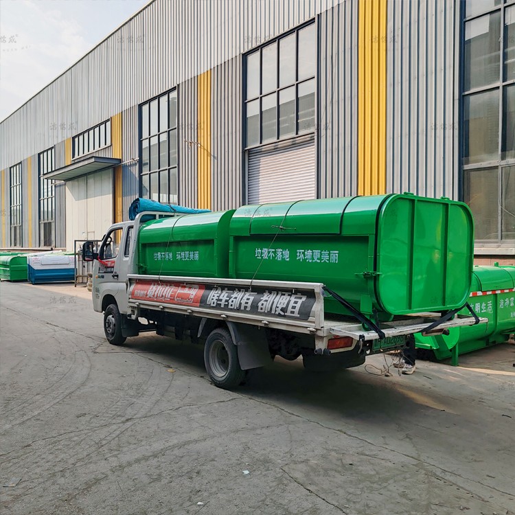 2个勾臂垃圾箱发往济宁