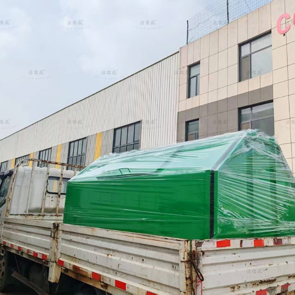 一个梯形勾臂垃圾箱发往河南