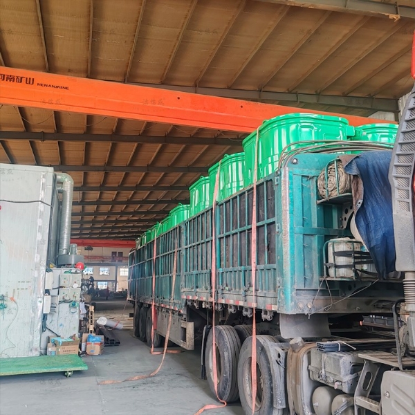 15个压膜工艺勾臂垃圾箱发往河南商丘