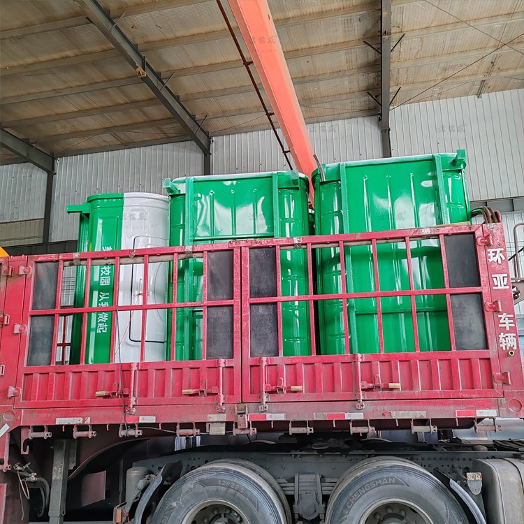 5个勾臂垃圾箱发往湖南