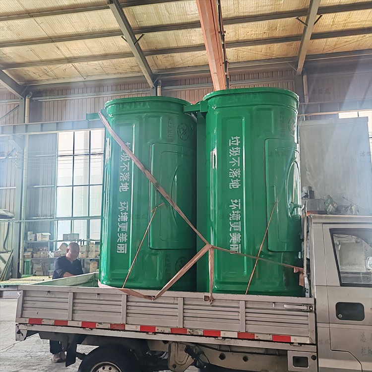 2个勾臂垃圾箱发往聊城