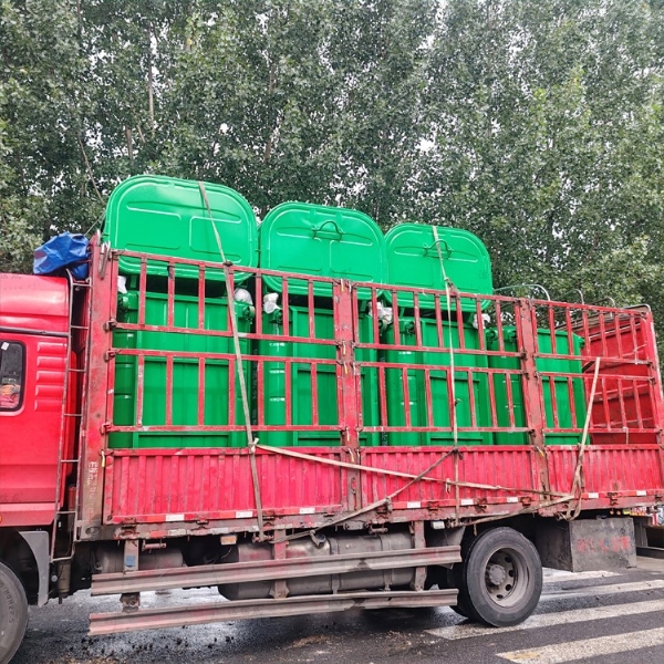 11个勾臂垃圾箱发往山西