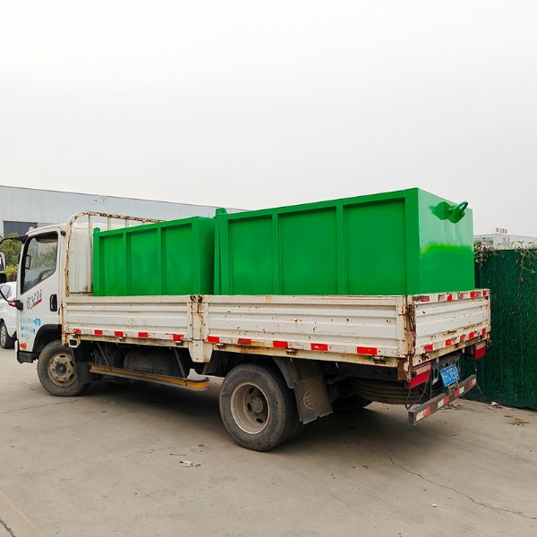 发出2个无盖建筑垃圾箱