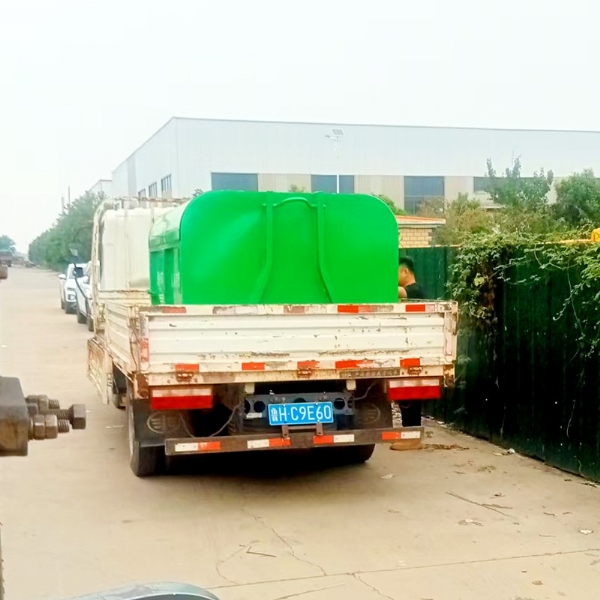 发出一个勾臂式圆弧垃圾箱