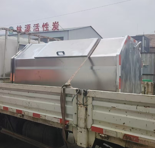 一台梯形不锈钢勾臂垃圾箱发往山西