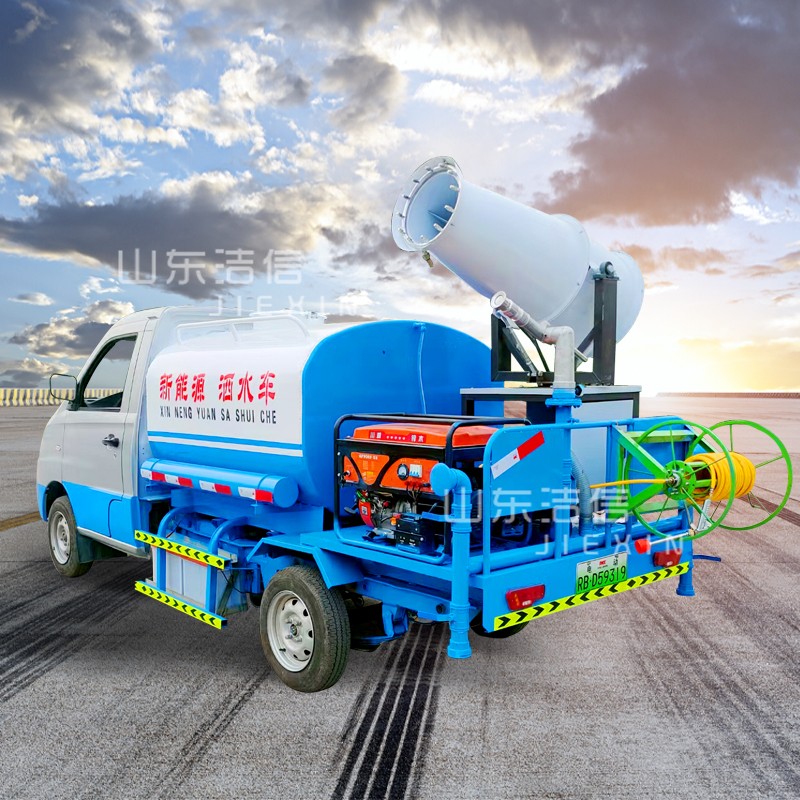 电动四轮雾炮洒水车组成