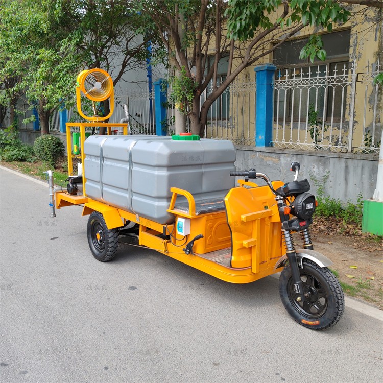 电动三轮塑料水箱洒水车