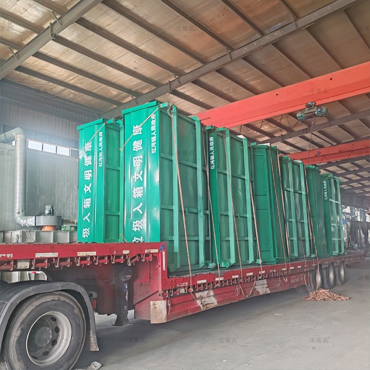 32个深绿色梯形勾臂垃圾箱发往宁夏