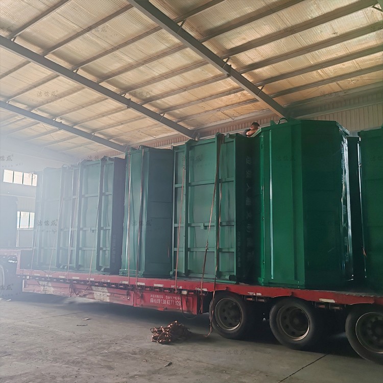 32个深绿色梯形勾臂垃圾箱发往宁夏