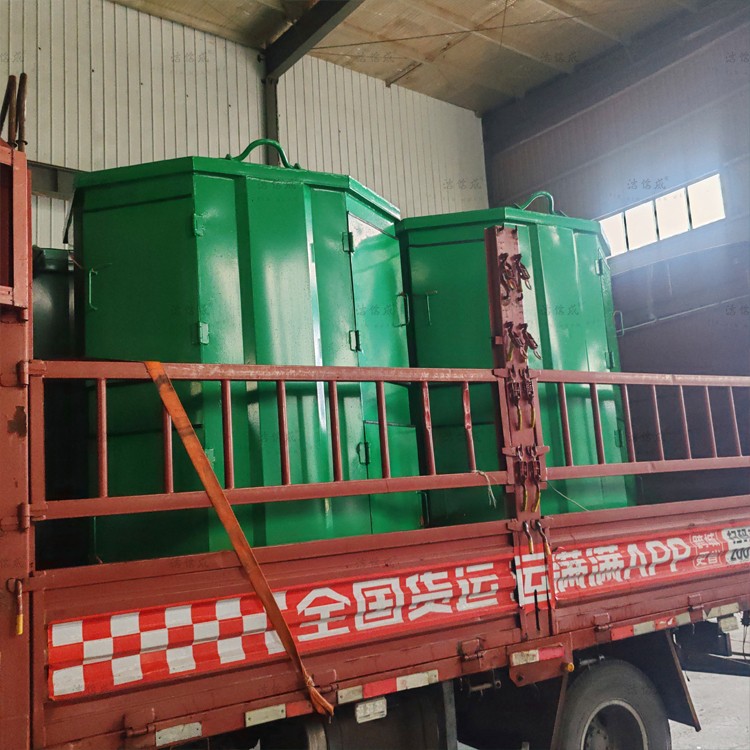 4个勾臂垃圾箱发往河南禹州