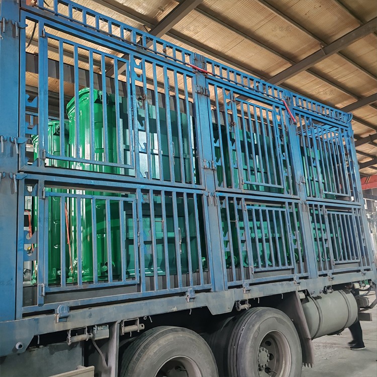 6个压膜勾臂垃圾箱发往内蒙古