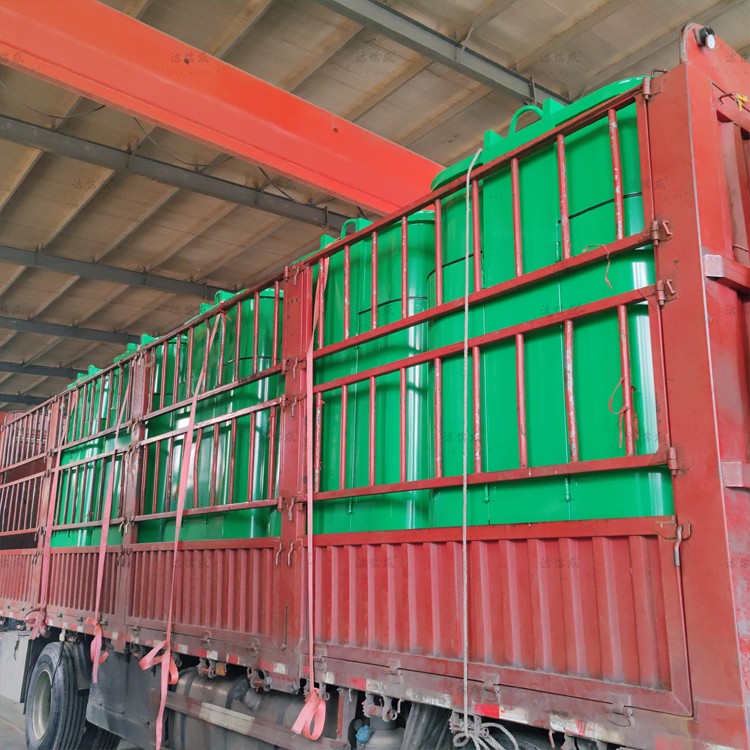 10个勾臂垃圾箱发往泰安