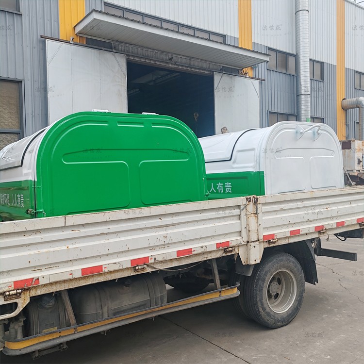 2个压膜勾臂垃圾箱发往山西