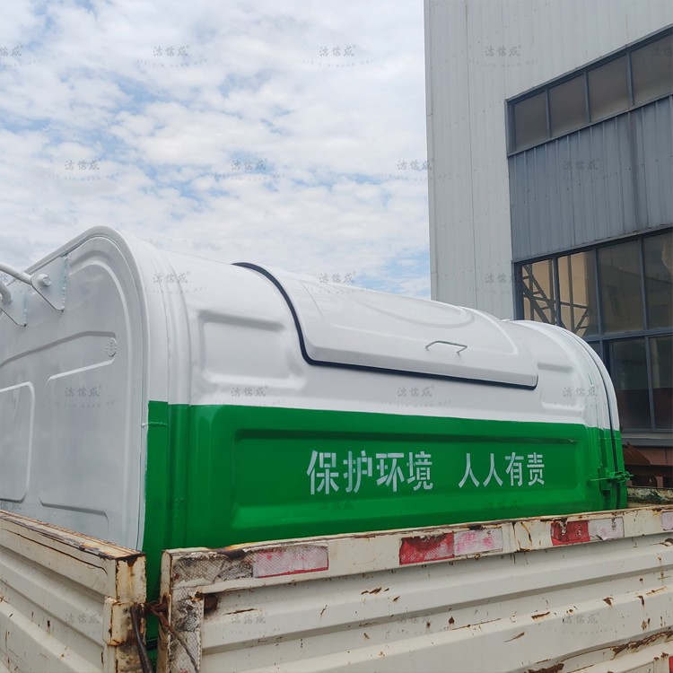 2个压膜勾臂垃圾箱发往山西