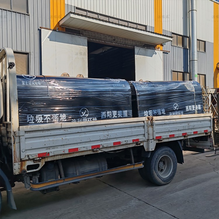 2个勾臂垃圾箱发往河南