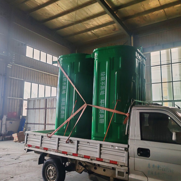 2个勾臂垃圾箱发往河北