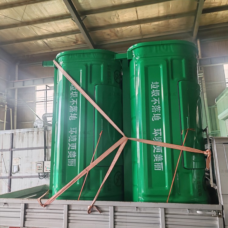 2个勾臂垃圾箱发往河北