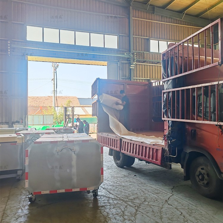 5个不锈钢勾臂垃圾箱发往河南