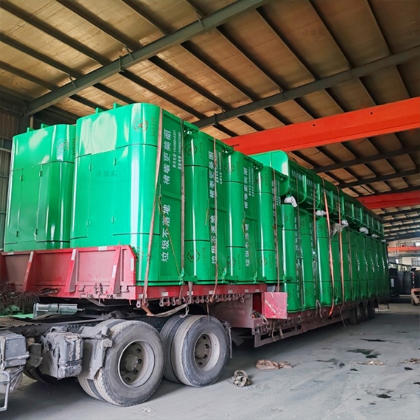 40个勾臂垃圾箱发往山东临沂